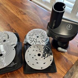 Pampered Chef Black Food slicer with Stainless Steel Discs